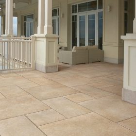 ריצוף לחצר בהיר משולב