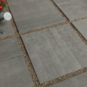 ריצוף לחצר כהה