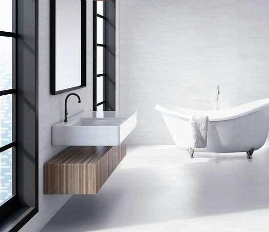 חדר אמבטיה עם חלונות גדולים