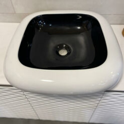 כיור מונח מעוצב למשטח ארון אמבטיה