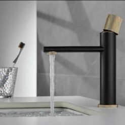 ברז לכיור אמבטיה שחור מט עם ידית מעוצבת זהב